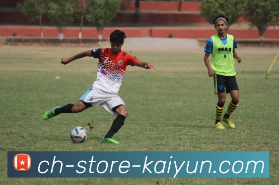 单手铲起篮球的技巧与训练方法分享助你提升篮球水平